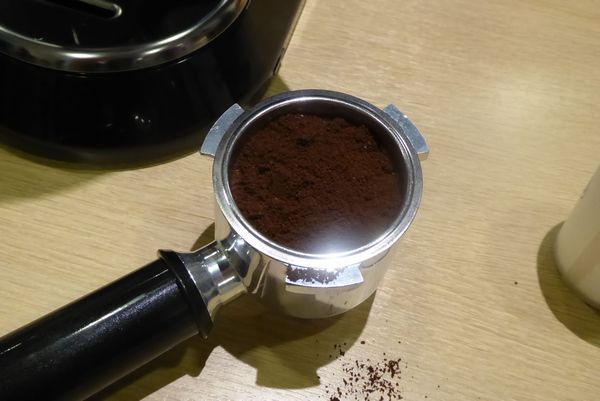 細挽きのコーヒーパウダーを入れます。