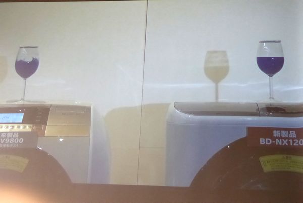振動も抑えるそうです！　ワイングラスで実験を行っていました。右の新製品は水がそのままですね