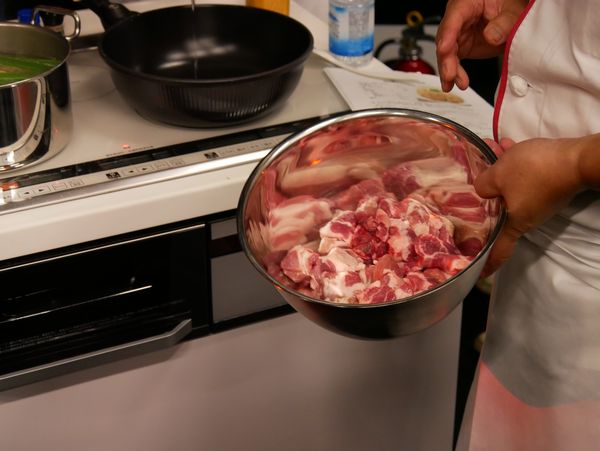 たっぷりの豚肩ロース肉を一度に揚げます